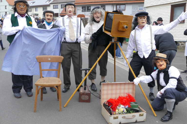 Die Traditionsfiguren beim Rosenmontagsumzug